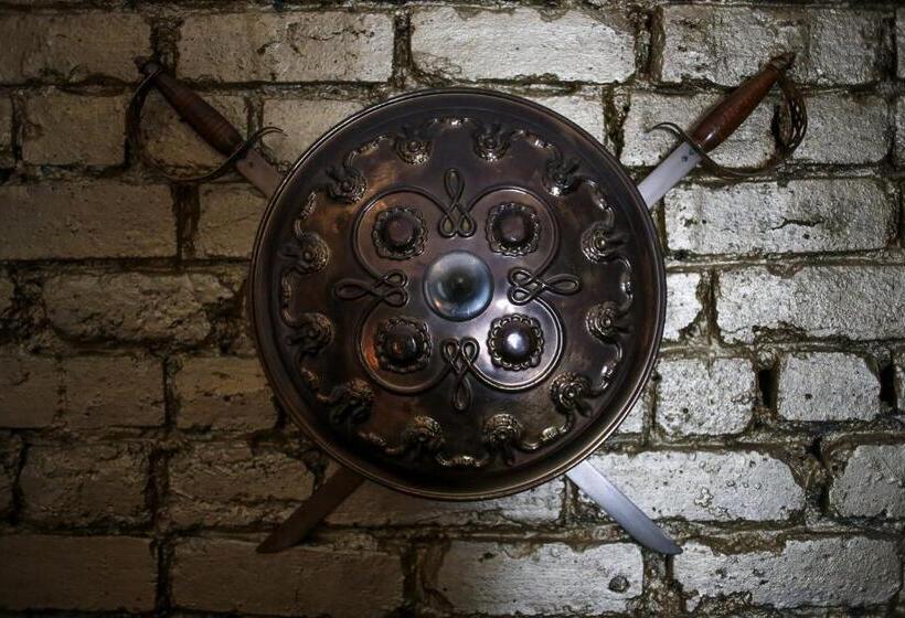 Camera Deluxe, The Music Fable