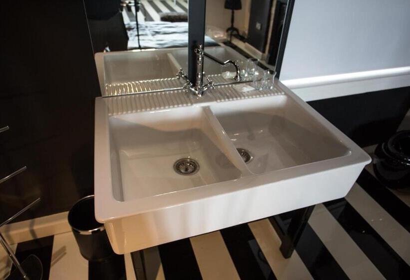 Suite con Balcone, The Music Fable