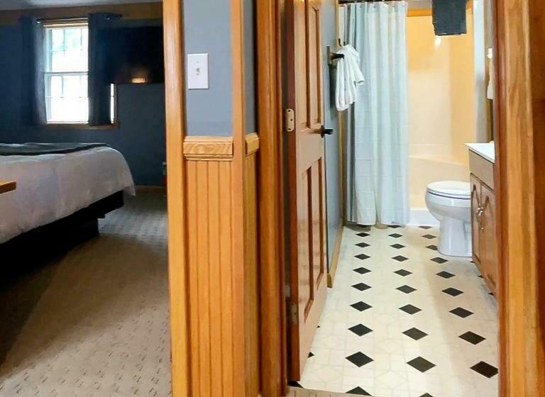 سوییت خانوادگی, New England Inn & Lodge