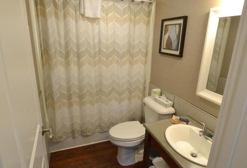 جناح عائلي, New England Inn & Lodge