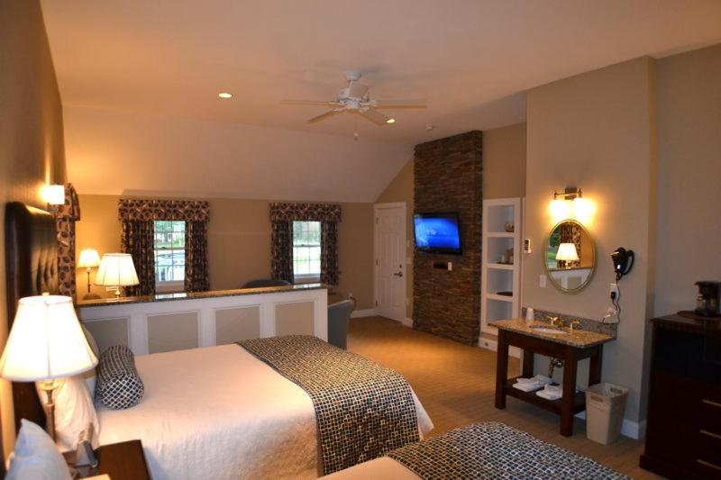 Люкс, New England Inn & Lodge