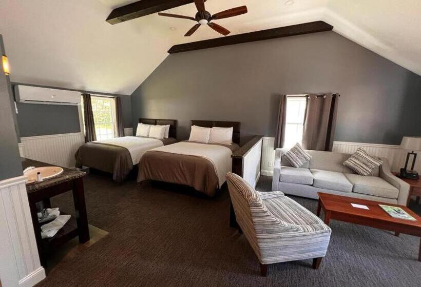 سوییت, New England Inn & Lodge