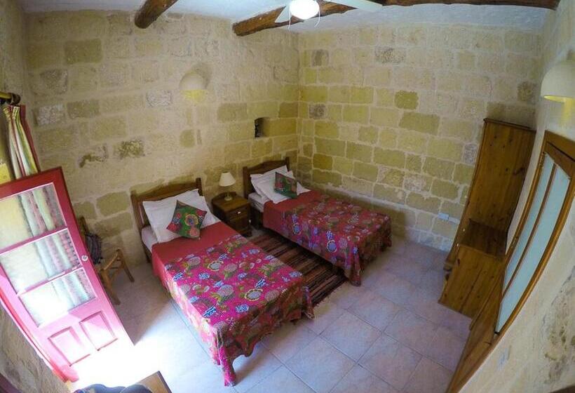 اتاق استاندارد با چشم‌انداز استخر, Shanti Ghar Gozo