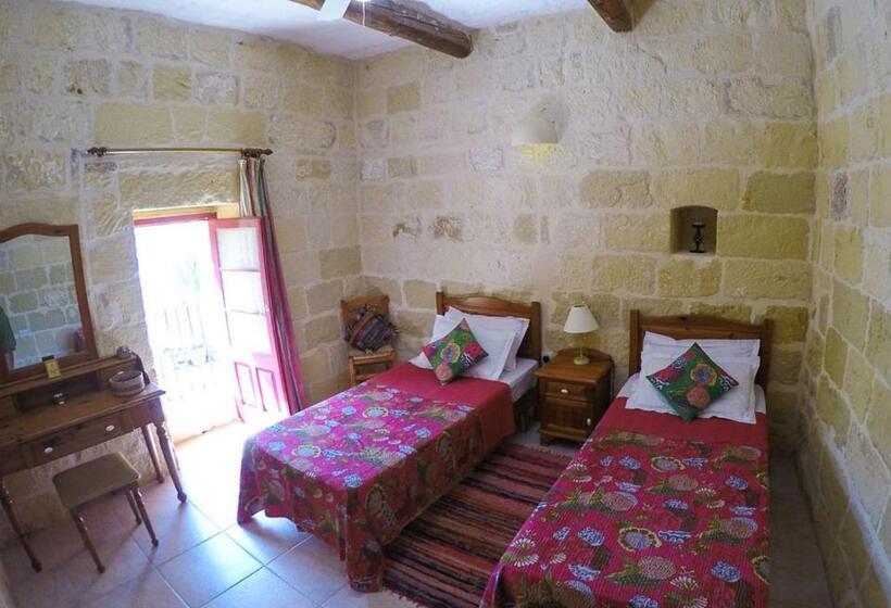 اتاق استاندارد با چشم‌انداز استخر, Shanti Ghar Gozo