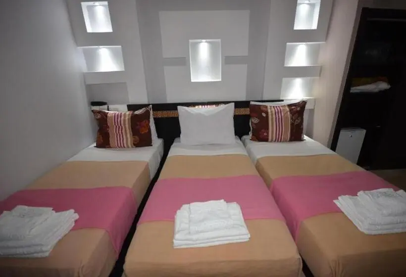 اتاق استاندارد سه نفره, Hôtel Café Restaurant Pyramides