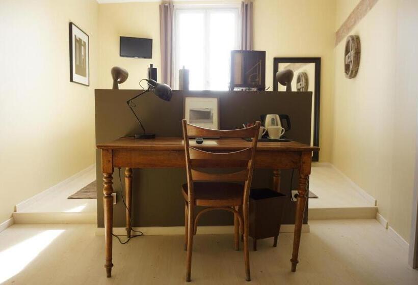 Номер Стандарт, Hôtel Courtille De Solutré