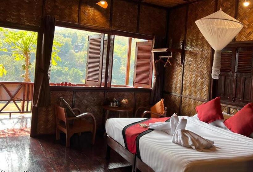 Deluxe room with river view, Mekong Riverside Lodge
