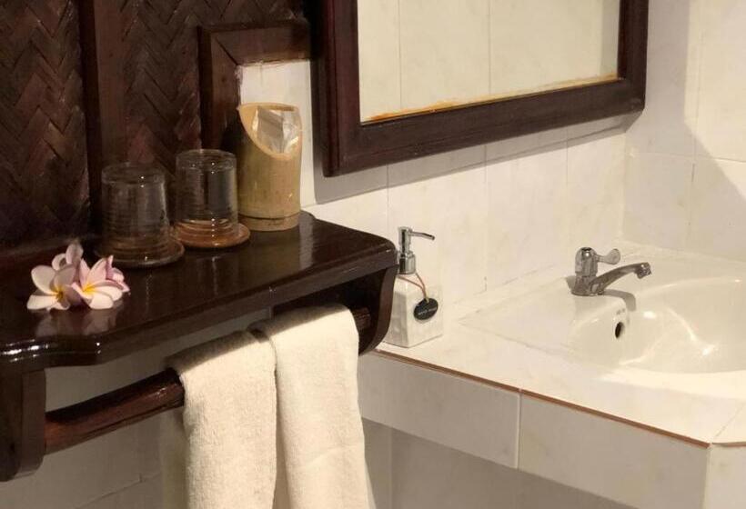 Deluxe room with river view, Mekong Riverside Lodge