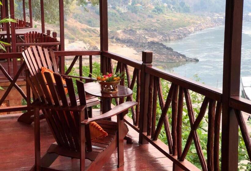 Deluxe room with river view, Mekong Riverside Lodge