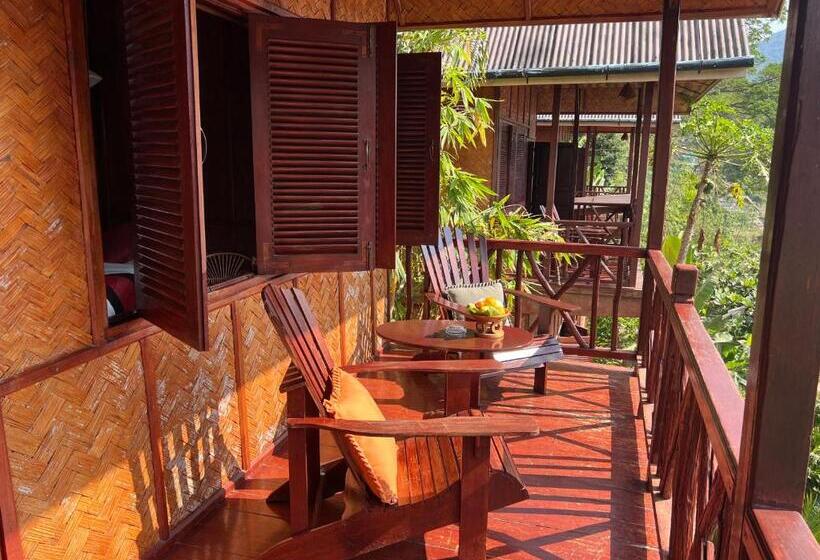 חדר סטנדרטי לשלושה עם נוף, Mekong Riverside Lodge
