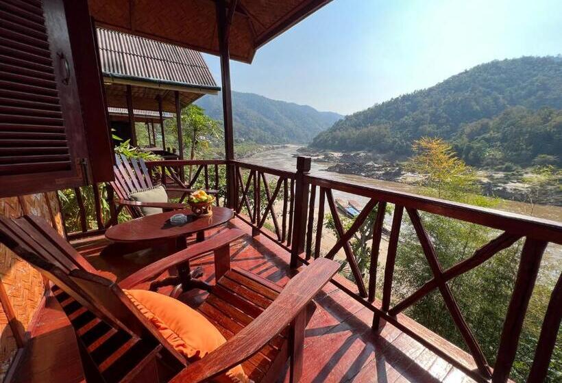 景色の見えるトリプルスタンダードルーム, Mekong Riverside Lodge