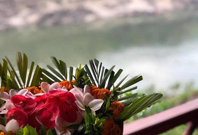חדר סטנדרטי לשלושה עם נוף, Mekong Riverside Lodge