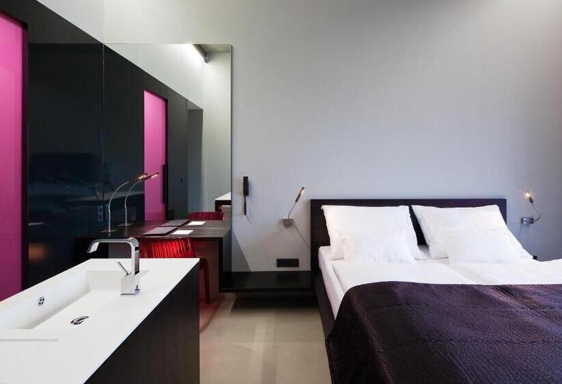 اتاق لوکس با بالکن, Miura