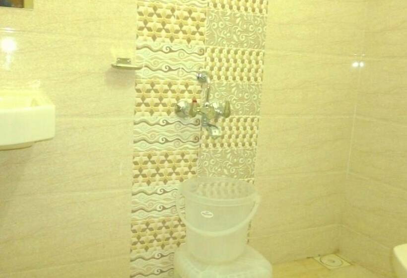 חדר דלוקס, Empire Gandhidham