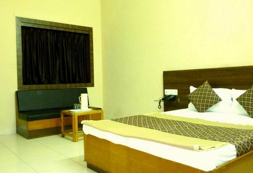 חדר דלוקס, Empire Gandhidham