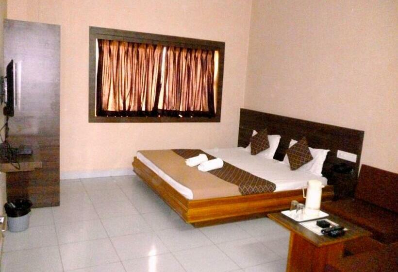 חדר דלוקס, Empire Gandhidham