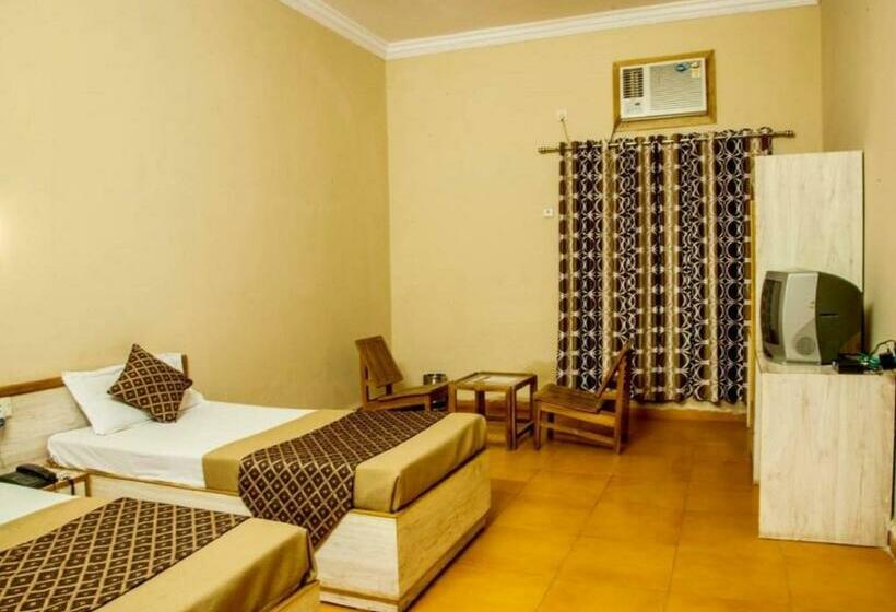 חדר דלוקס, Empire Gandhidham