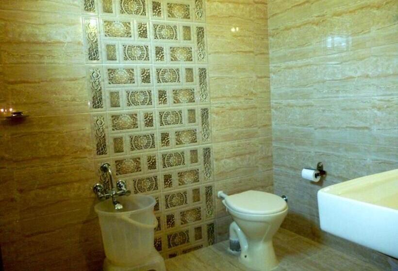 חדר אקזקיוטיב, Empire Gandhidham