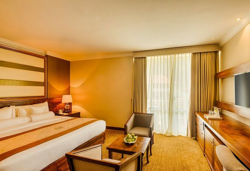 Номер Deluxe, The Golden Crown