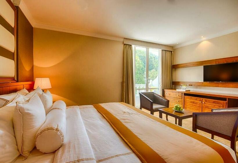 Номер Deluxe, The Golden Crown