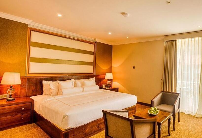 Номер Deluxe, The Golden Crown