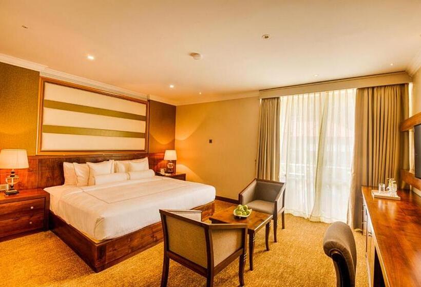 Номер Deluxe, The Golden Crown