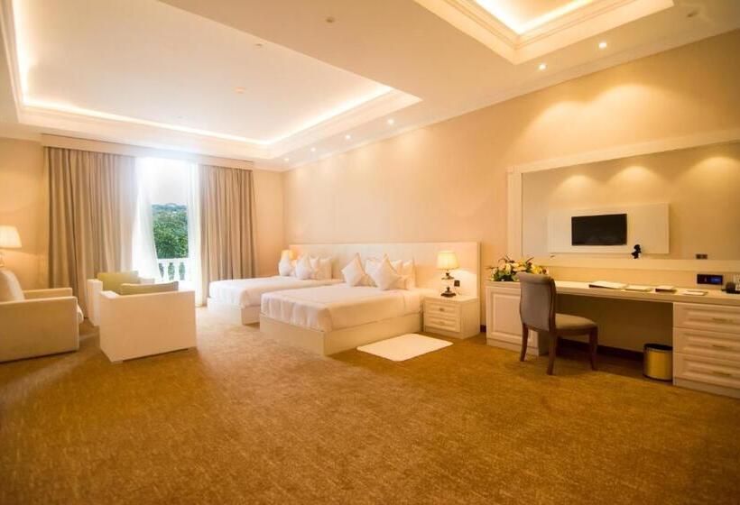 Полулюкс, The Golden Crown