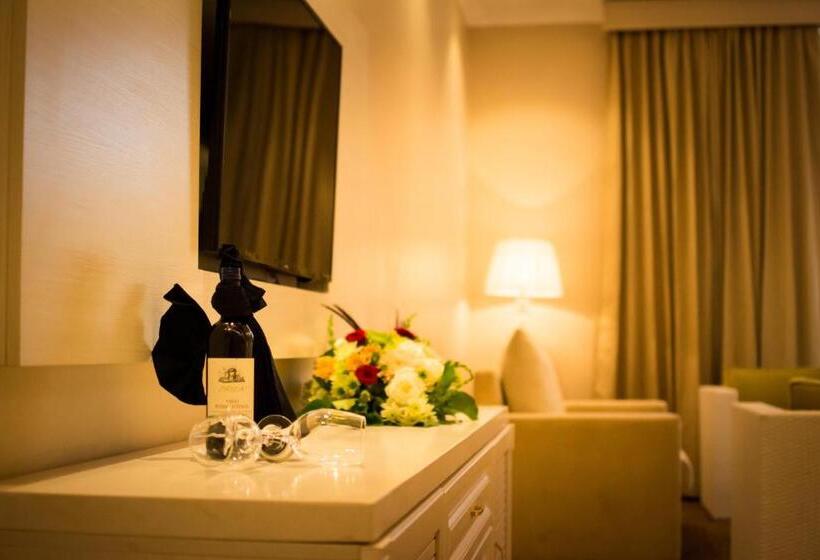 Полулюкс, The Golden Crown