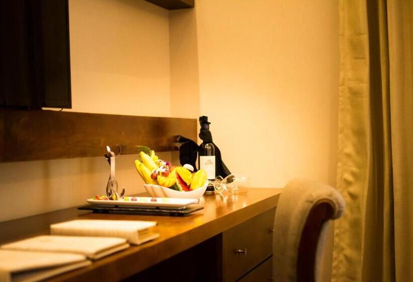 Полулюкс, The Golden Crown