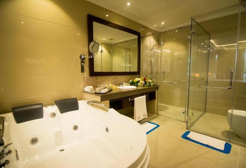 Полулюкс, The Golden Crown