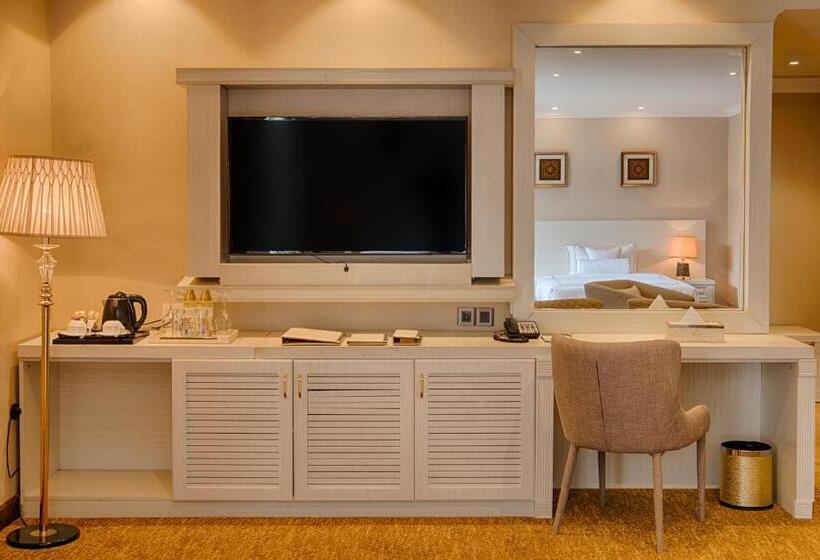 Номер Премиум, The Golden Crown