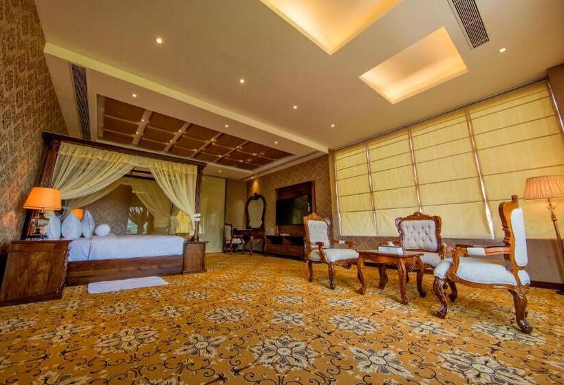 Люкс, The Golden Crown