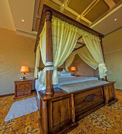 Люкс, The Golden Crown