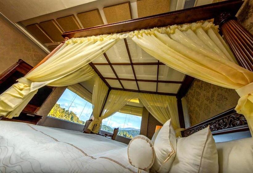 Люкс, The Golden Crown