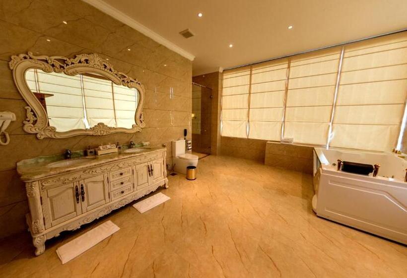 Люкс, The Golden Crown