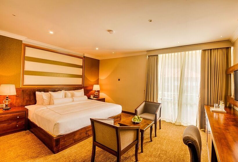 Номер Deluxe, The Golden Crown