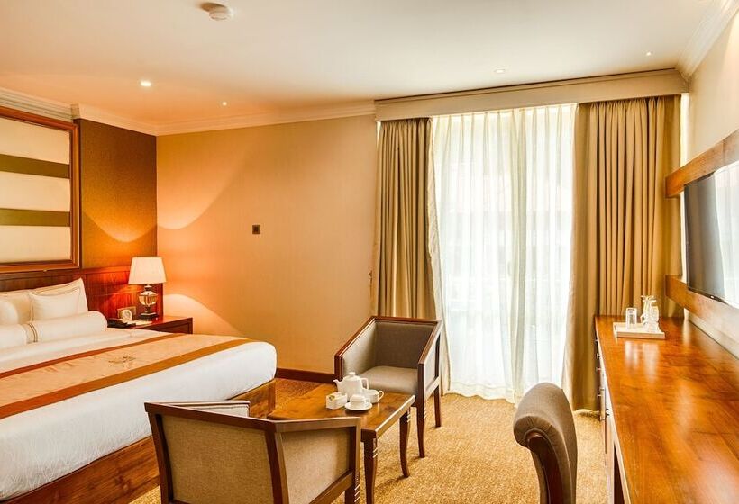 Номер Deluxe, The Golden Crown