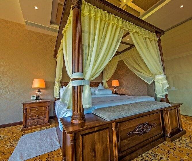 Люкс, The Golden Crown