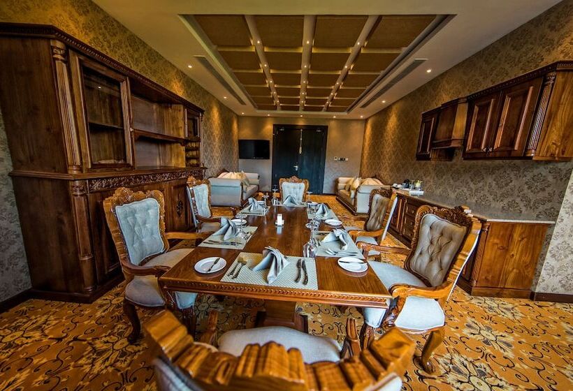 Люкс, The Golden Crown