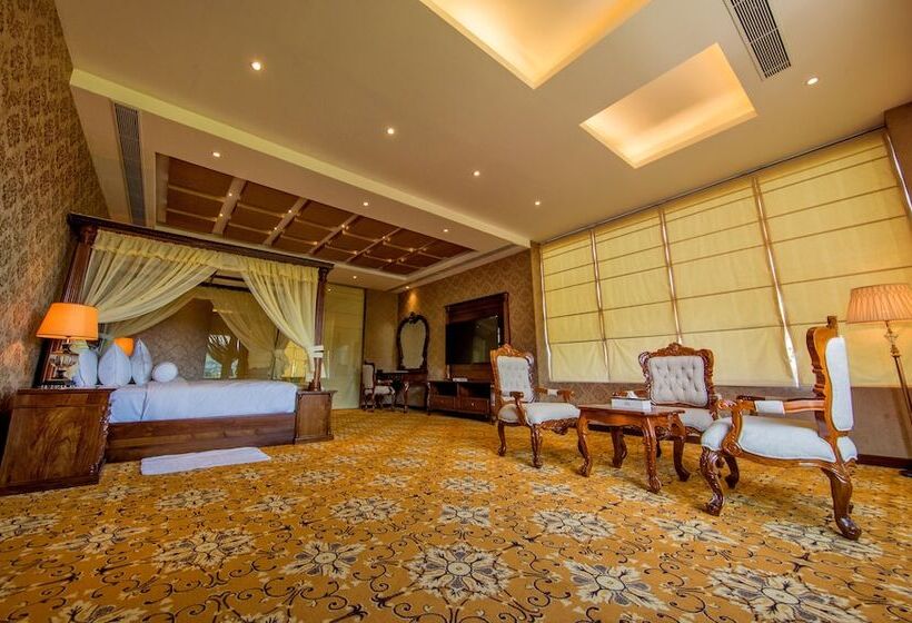 Люкс, The Golden Crown