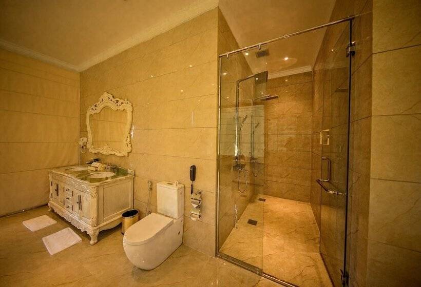 Люкс, The Golden Crown