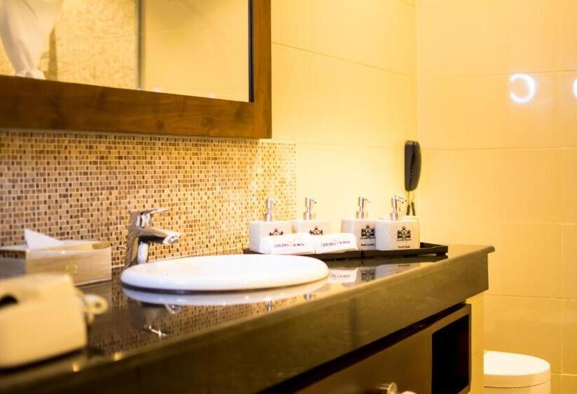 Номер Deluxe, The Golden Crown