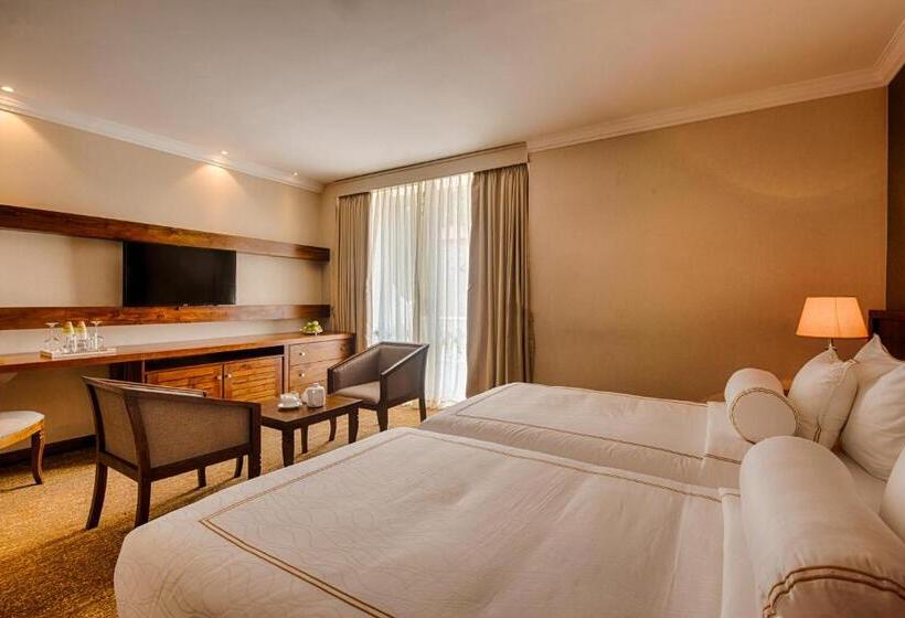 Номер Deluxe, The Golden Crown