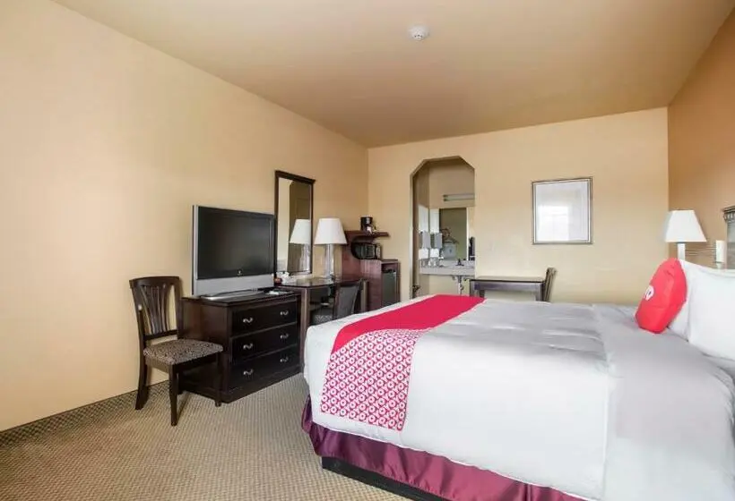 キングサイズベッドのスタンダードルーム, OYO Hotel Valley View TX, I-35