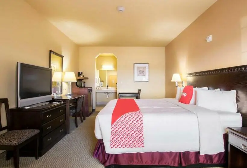 キングサイズベッドのスタンダードルーム, OYO Hotel Valley View TX, I-35