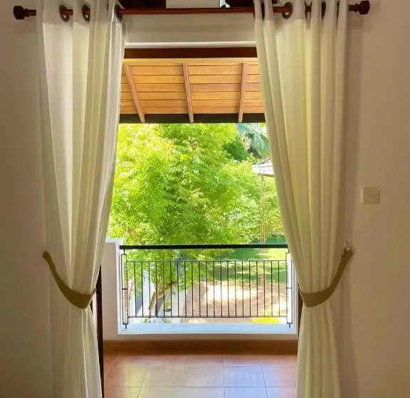 バルコニー付きデラックスルーム, Cenreeza Airport Villa