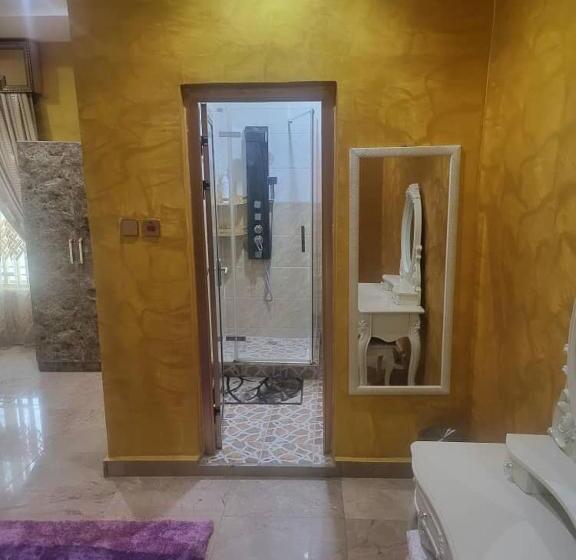 اتاق اکونومی, Rita S Place Abuja