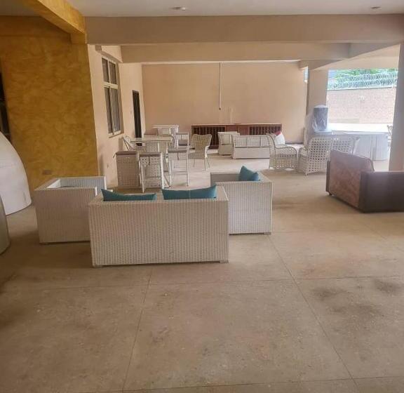 سوئیت با بالکن, Rita S Place Abuja