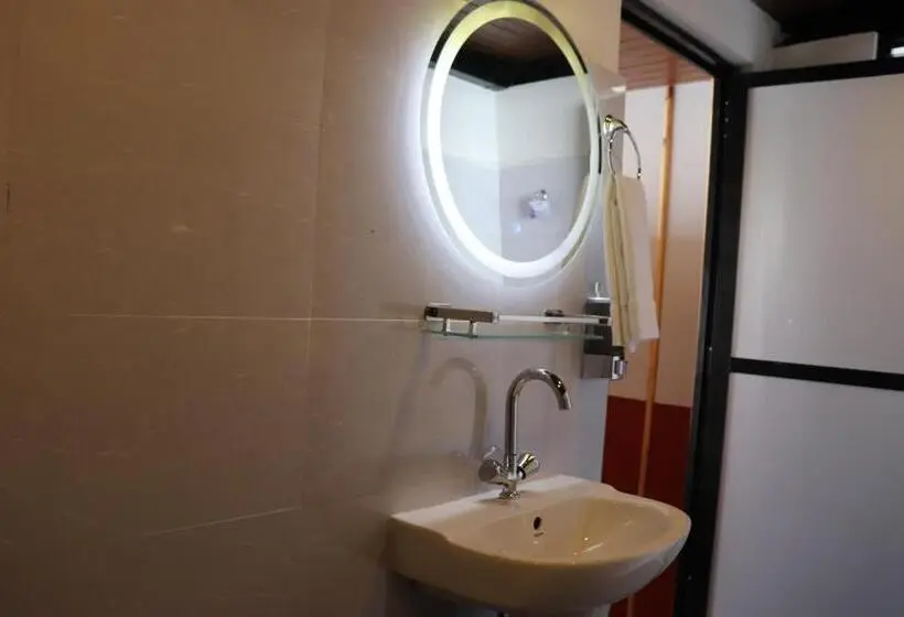 اتاق استاندارد سه نفره, Suryachaur Nature Retreat