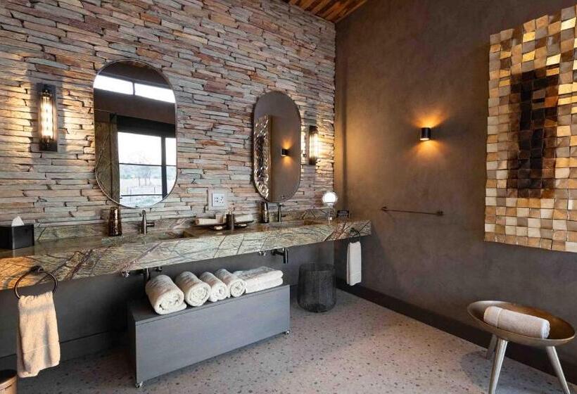 חדר דחוקס עם מיטת קינג, Ximuwu Safari Lodge